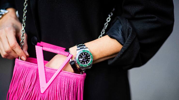 Investitionsgut: Rolex-Uhr am Handgelenk einer Influencerin.