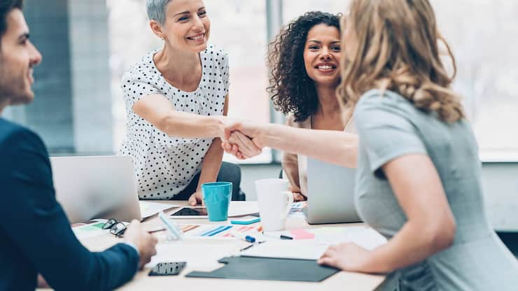 Handshake Buero Kollegen Meeting