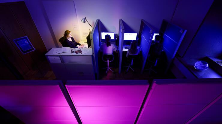 Marila Jaffe, links, Lehrbeauftragte Sozialpsychologie in einem Labor mit Probanden im Kollegienhaus der Uni Basel am Montag, 14. Februar 2022 in Basel. (Michael Buholzer fuer Bilanz)