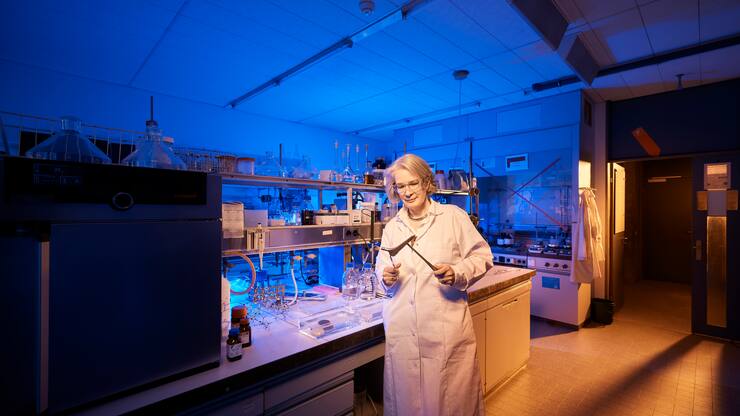 Katharina M. Fromm, Vizerektorin Forschung und Innovation, Universitaet Freiburg posiert in einem Labor mit Teilen eines kuentlichen Hueftgelenks, aufgenommen am Montag, 7. Maerz 2022 in Fribourg.(Michael Buholzer fuer Bilanz)