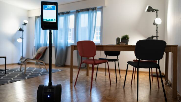 Der Service-Roboter "Sam" der Firma Coding Mind bewegt sich in der moeblierten Wohnung und uebertraegt Live-Bilder an die oertlich versetzte Person, welche den Roboter steuert und auf diese Weise die Wohnung besichtigen kann, fotografiert am 7. April 2021