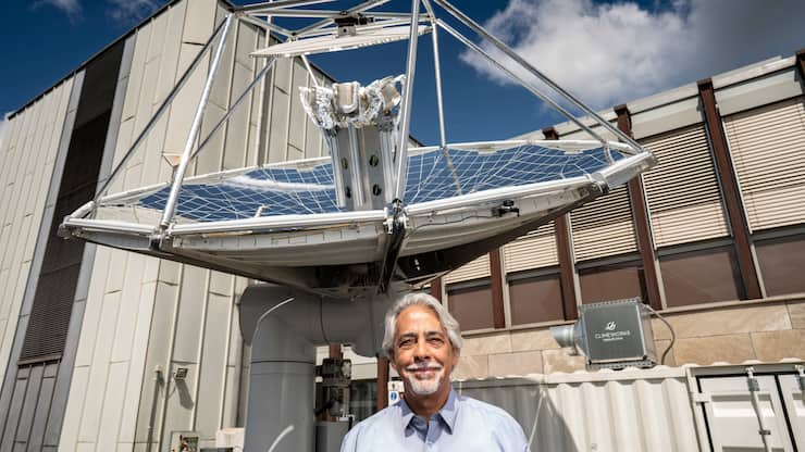 Nachhaltige Energien, Aldo Steinfeld ETH Professor, auf Dach der ETH, vor Reaktor