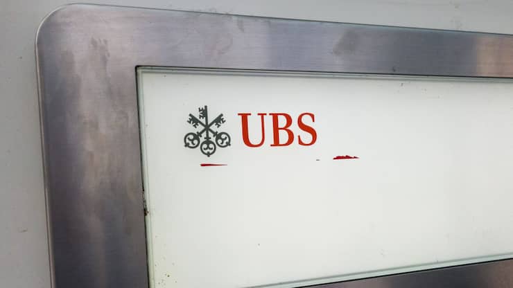 Logo der UBS an einem Bankomat.