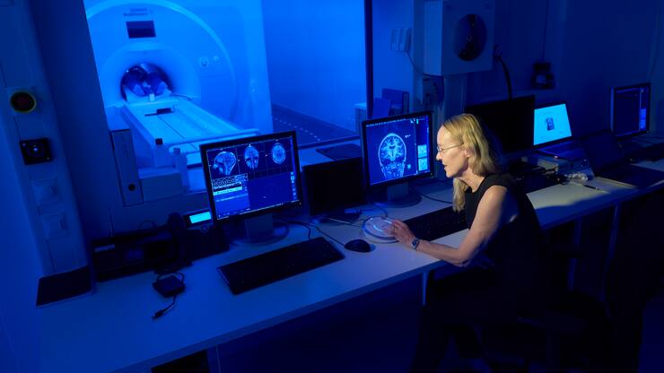 Katharina Henke spricht durch eine Gegensprechanlage waehrend eines Experimentes mit einer Probandin in einem MRT-Scanner am SITEM, beim Inselspital Bern am Mittwoch, 18. August 2021 in Bern.Photo: Michael Buholzer fuer BILANZ