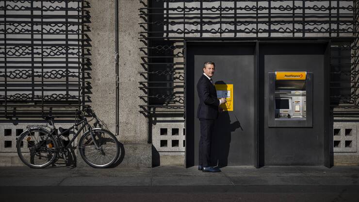 Roberto Cirillo, CEO der Schweizerischen Post wirft einen A-Post Brief in einen Postbriefkasten waehrend er am Freitag, 4. Maerz 2022 bei der Sihlpost in Zuerich fuer ein Portrait posiert. (KEYSTONE/Michael Buholzer)