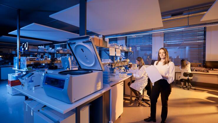 Semira Gonseth Nussle, Chief Medical Officer and Chair of the Board von Genknowme studiert Testergebnisse in einem Labor von Genknowme, am Montag, 11. April 2022 in Lausanne.(Michael Buholzer fuer Bilanz)