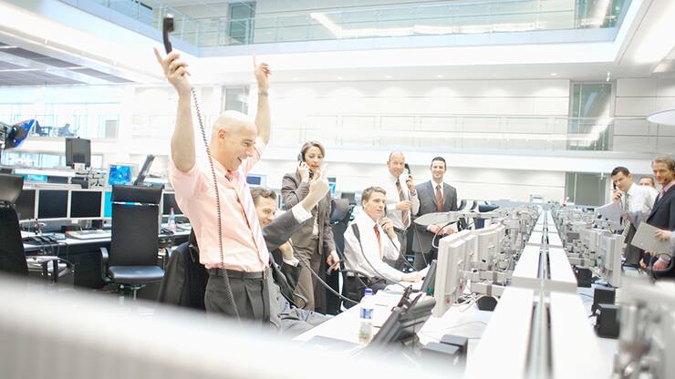 Jubelnde Börsenhändler: So klappts mit der Rendite.