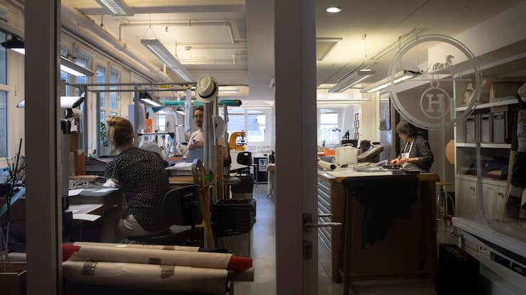 Chez Hermes dans les ateliers du centre de Paris, au cinquiÃ¨me Ã©tage, atelier des "commandes spÃ©ciales".