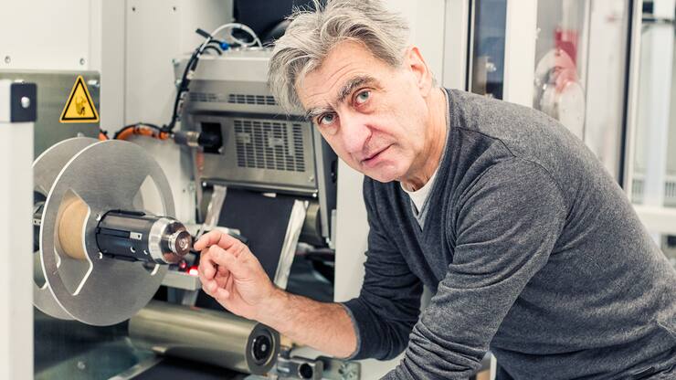 Nick Hayek, CEO von Swatch, in der Batterienfabrik Renata in Itingen BL. Renata produziert Batterien fÃ¼r Uhren und elektronische GerÃ¤te. Vanadium heisst das Wundermittel, das die Welt der Batterien revolutionieren soll und an dem Hayek forscht und produziert.