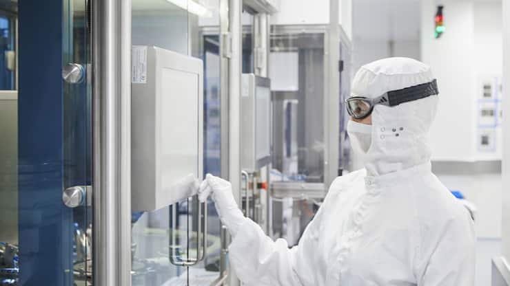 Waschprozess in einem Reinraum von Dätwyler