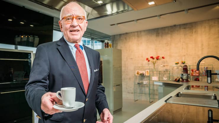 Foto: Joseph Khakshouri 15.11.2021Michael Pieper - Inhaber Artemis Group, im Franke im FRANKE Headquarters.in einer MusterkÃ¼che.Er wollte unbedingt das Fass auf die KÃ¼chenplatte legen.Aarburg (AG)