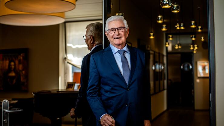 Mephisto-Gründer Martin Michaeli steht vor einem Spiegel