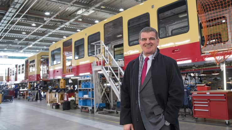 12.02.2019, Berlin: Peter Spuhler, Mehrheitseigner der Stadler Rail AG, steht in seiner Werkshalle der Stadler Rail AG. Foto: Jrg Carstensen/dpa [ Rechtehinweis: picture alliance/Jrg Carstensen/dpa ]