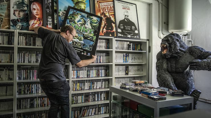 Patrick Wartenweile hantiert mit Videogame-Plakaten