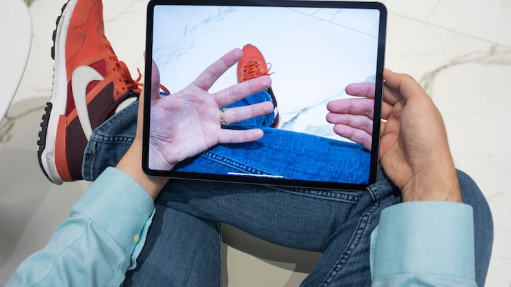 SAN FRANCISCO, UNITED STATES - NOVEMBER 02: Washington Post reporter Geoffrey A. Fowler reviews Apple's newest iPad Pro on Friday, Nov. 2, 2018 in San Francisco. (Photo by John Brecher for The Washington Post via Getty Images)