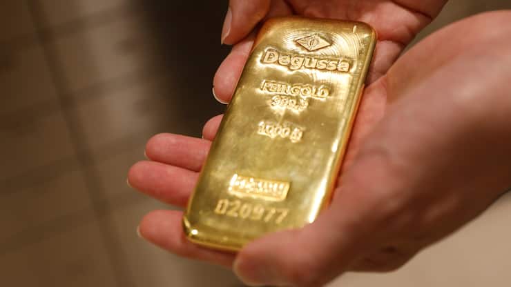 An employee shows a gold bullion bar at Degussa shop in Singapore June 16, 2017. Picture taken June 16, 2017.  REUTERS/Edgar Su - RC1575557C50