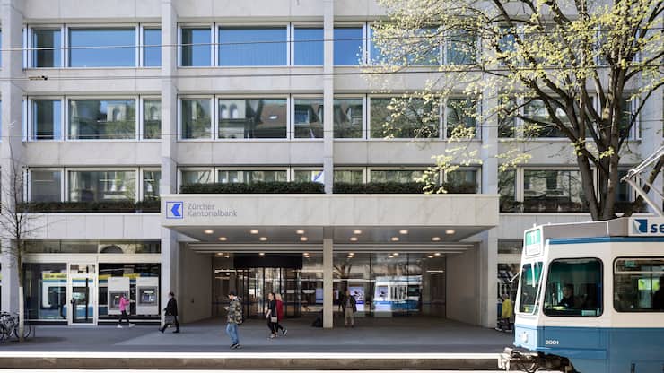 The headquarters of the Swiss bank Zurich Cantonal Bank, at the Bahnhofstrasse in Zurich, Switzerland, pictured on April 18, 2018. (KEYSTONE/Gaetan Bally)Der Hauptsitz der Zuercher Kantonalbank, ZKB, an der Bahnhofstrasse in Zuerich, aufgenommen am 18. April 2018. (KEYSTONE/Gaetan Bally)