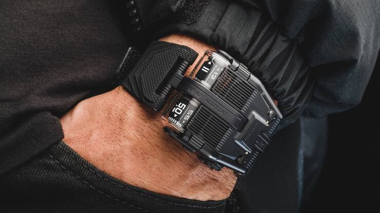 Die Urwerk-Uhr am Handgelenk eines Mannes, Nahaufnahme.