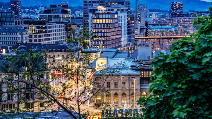 Abendlicher Blick über den Hauptbahnhof Zürich und den neuen Stadtteil Europaallee.