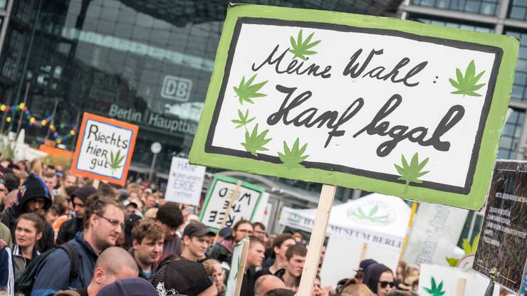 Hanfparade unter dem Motto BREITER KOMMEN WIR WEITER  fÃ¼r die Legalisierung von Cannabis in Berlin   (Photo by T.Seeliger/snapshot-photography/ullstein bild via Getty Images)