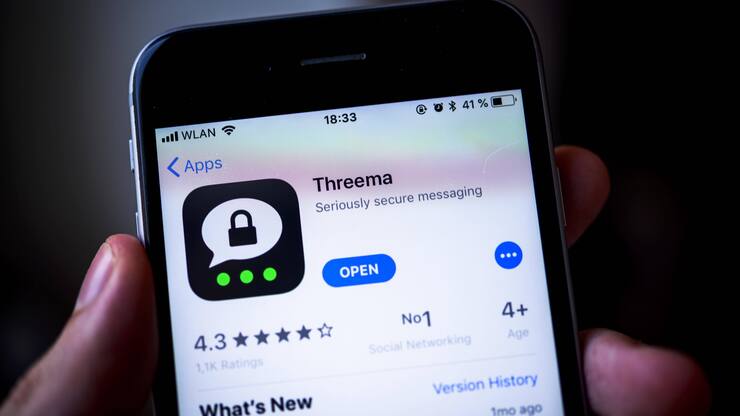 Hand hält iPhone mit Threema, sichere Instant Messenger App, im Apple App Store, App-Icon, Display, iPhone, iOS, Smartphone, Deutschland, Europa *** Hand holding iPhone with Threema secure instant messenger app in the Apple App Store App Icon Display iPhone iOS Smartphone Germany Europe Copyright: imageBROKER/ValentinxWolf iblvfw04728850.jpg Bitte beachten Sie die gesetzlichen Bestimmungen des deutschen Urheberrechtes hinsichtlich der Namensnennung des Fotografen im direkten Umfeld der Veröffentlichung!