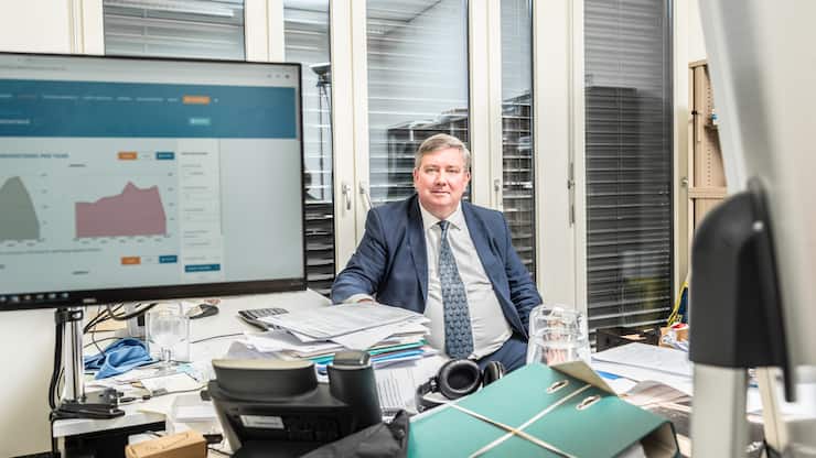 Der Handelsökonom Simon Evenett in seinem Büro an der Universität St. Gallen. Von hier aus leitet er das Programm namens Global Trade Alert.