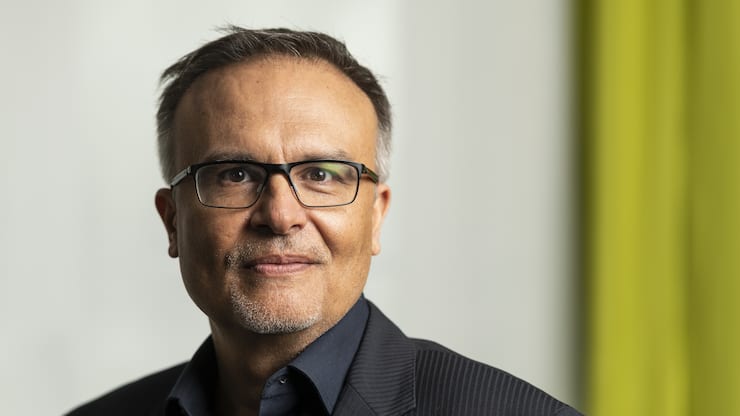 Dan Staner, Vizepraesident und Europachef von Moderna posieren fuer ein Portrait nach einer Medienkonferenz, an der sie ueber die Lieferung von Impfdosen und die laufende Impfkampagne informiert haben, am Freitag, 13. April 2012 in Bern. (KEYSTONE/Alessandro della Valle)