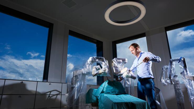 Michael Friedrich, CEO von Distalmotion an einem Dexter Operationsroboter am Firmensitz von Distalmotion am Donnerstag, 24. Juni 2021 in Epalinges, ausserhalb Lausanne, Switzerland.© 2021: Michael Buholzer fr Bilanz