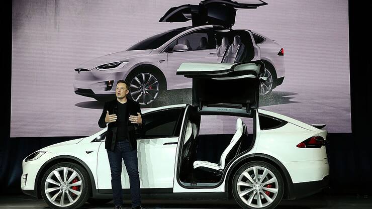 Elon Musk mit dem Tesla Model X