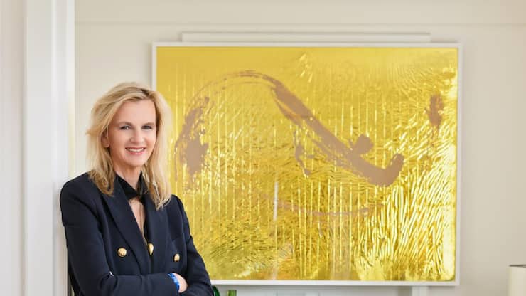 <p>Die Unternehmerin Sabine Parenti in ihrem Salon. Im Hintergrund ein Bild von Pamela Rosenkranz, die 2015 den Schweizer Pavillon an der Biennale von Venedig bespielt hat.</p>