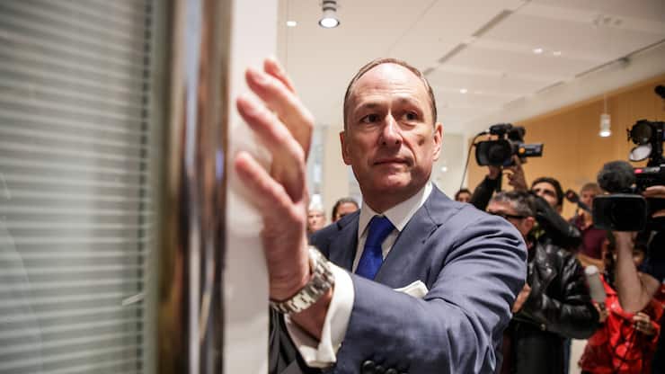 epa07079203 UBS legal expert Markus Diethelm arrives at the Paris courthouse, France, 08 October 2018, prior to the trial of Swiss Bank UBS over allegations it established a wide-ranging tax fraud scheme involving billions of euros.  EPA/CHRISTOPHE PETIT TESSON
