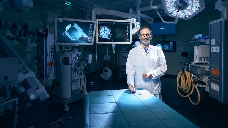 Prof. Dr. Claudio Pollo, Stv. Chefarzt, Leiter funktionelle Neurochirurgie in einem Operationssaal im Inselspital Bern am 10. Juni 2020 in Bern. Photo: Michael Buholzer