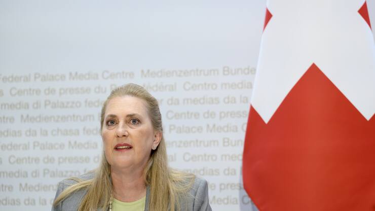 Helene Budliger Artieda, designierter Staatssekretaerin des Staatssekretariats fuer Wirtschaft (SECO) spricht an einer Medienkonferenz ueber die Ernennung der neuen Staatssekretaerin des Staatssekretariats fuer Wirtschaft (SECO), am Mittwoch, 4. Mai 2022, im Medienzentrum Bundeshaus in Bern. (KEYSTONE/Anthony Anex)