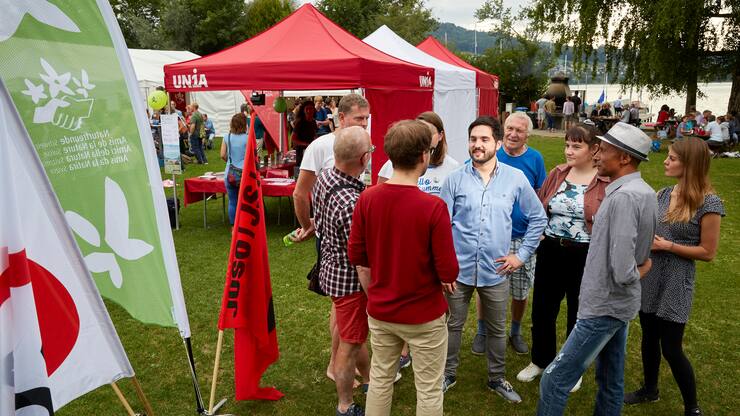 Tennwil 17.8.2019 - Cedric Wermuth, Nationalrat SP AG,mit seinem Wahlkampfteam im Arbeiterstrandbad Tennwil. © Annette Boutellier