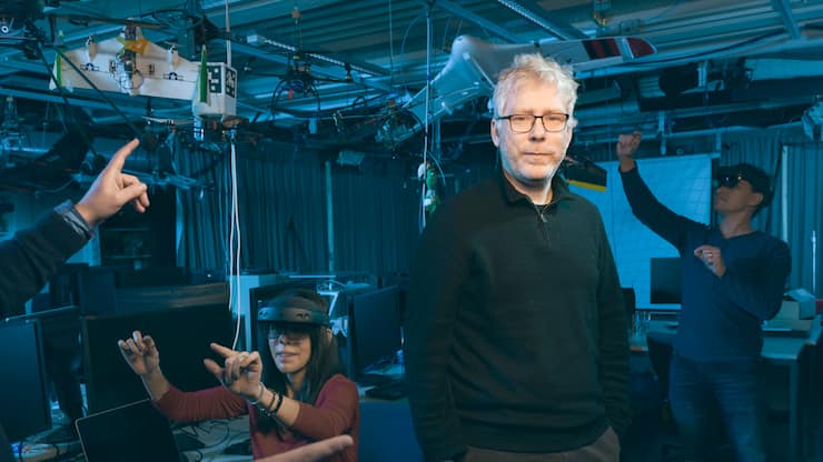Marc Pollefeys, Professor und Leiter des Instituts fÃ¼r Visual Computing des Departements Informatik der ETH Zuerich, fotografiert mit einer Microsoft HoloLens 2 in einem Labor an der ETH Zuerich am Donnerstag, 23. Januar 2020.Photo: Michael Buholzer