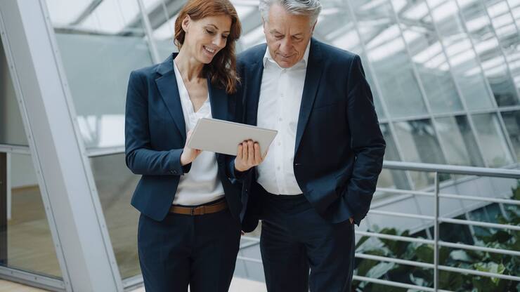 Symbolbild Angestellte und Vorgesetzter