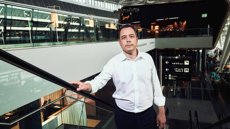 «Hands-on» ist eine häufig ­genannte Eigenschaft des neuen CEO der Flughafen Zürich AG, ­Lukas Brosi. Der Mann packt an.
