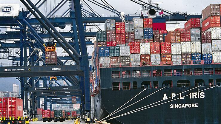 Containerschiff am Quai vertäut.