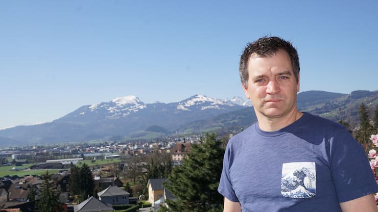 Daniel Graf in Marbach SG wo er aufgewachsen ist mit Hohem Kasten, FÃ¤hnernspitz und SÃ¤ntis im Hintergrund.Bild: Andrea Kobler