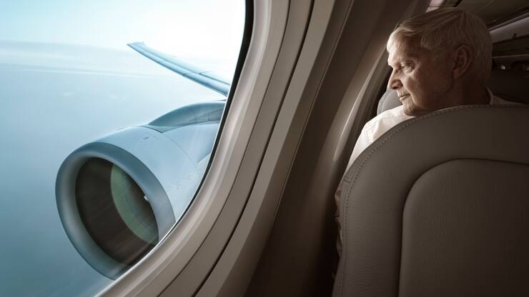 Martin Ebner waehrend eines Fluges zwischen Zuerich Kloten und Bremen mit einem neuen Flugzeug des Types Embraer E190-E2 der Helvetic Airways, am Freitag 8. November 2019.Bild: Michael Buholzer 