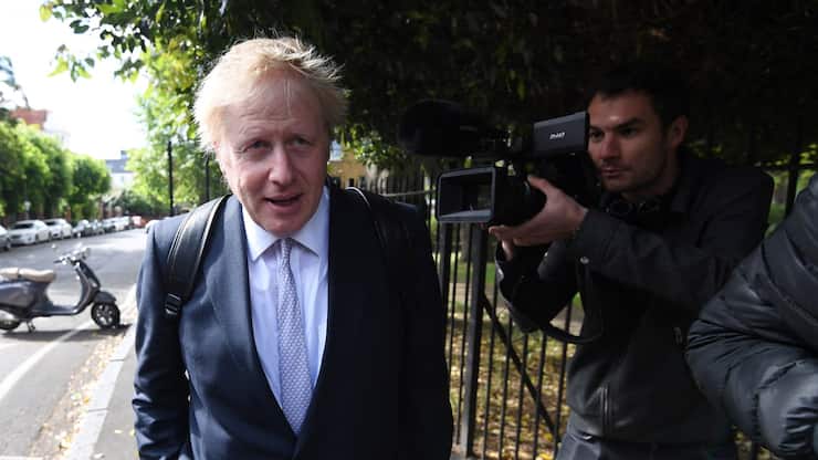 epa07607130 Conservative MP Boris Johnson leaves his house in London, Britain, 28 May 2019. Johnson has announced his intention to run for Prime Minister in the up coming Conservative Party leadership battle. EPA/FACUNDO ARRIZABALAGA