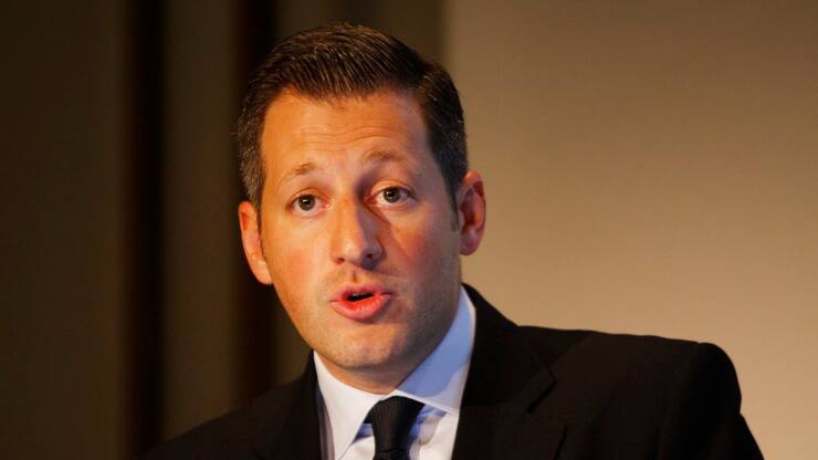 Boris Collardi spricht 2009 bei einer Medienkonferenz