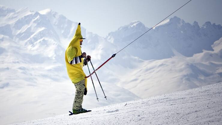 Ein Mann in einem Bananenkostuem faehrt auf dem Buegellift in Laax, am Samstag, 21. Maerz 2009. (KEYSTONE/Ennio Leanza)