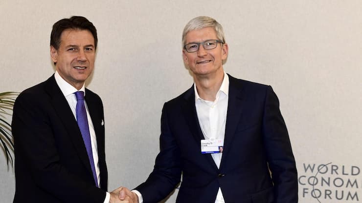 epa07313015 A handout photo made available by the Chigi Palace Press Office shows Italian Prime Minister Giuseppe Conte (L) with the Chief Executive Officer (CEO) of Apple, Tim Cook (R), during a meeting on the sidelines of the 49th annual meeting of the World Economic Forum (WEF), in Davos, Switzerland, 23 January 2019. The meeting brings together entrepreneurs, scientists, corporate and political leaders in Davos under the topic 'Globalization 4.0' from 22 to 25 January 2019.