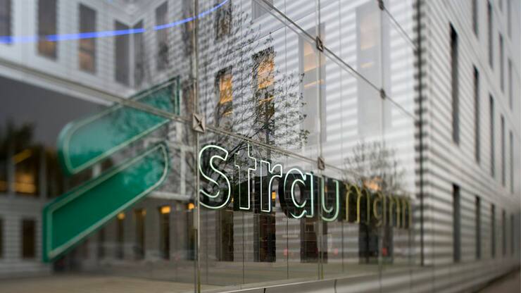 Straumann-Logo am Hauptsitz in Basel.