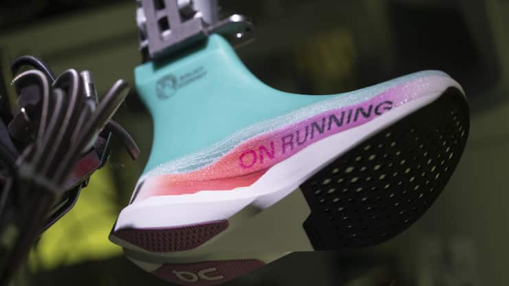 Die Schuhfirma On lässt seinen Lightspray-Schuh in Zürich vollautomatisch mit einem Roboter fertigen. (Archivbild)