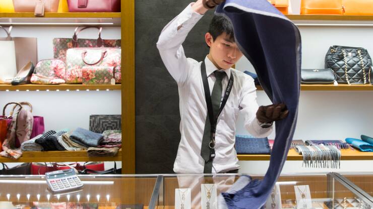 Die Preisrückgänge bei Handtaschen, Schmuck und Damenschuhen deuten laut einer Studie von Julius Bär auf einen geringeren Luxuskonsum hin. (Archivbild)