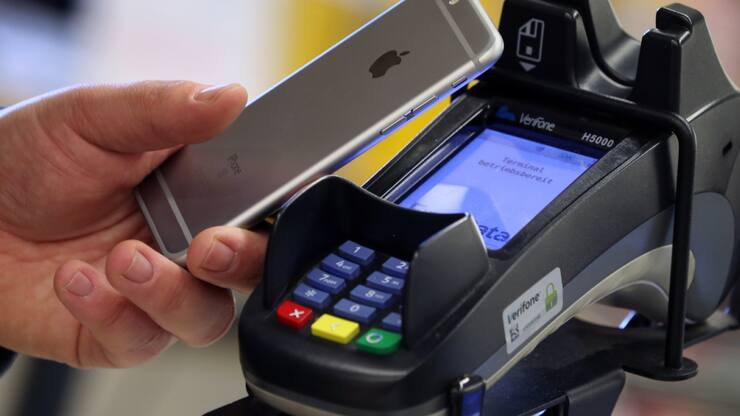 Seit Juli 2024 muss Apple Drittanbietern einen kostenlosen Zugang zur NFC-Technologie auf iOS-Geräten gewähren. Diese wird unter anderem für Zahlungen genutzt. (Archivbild)
