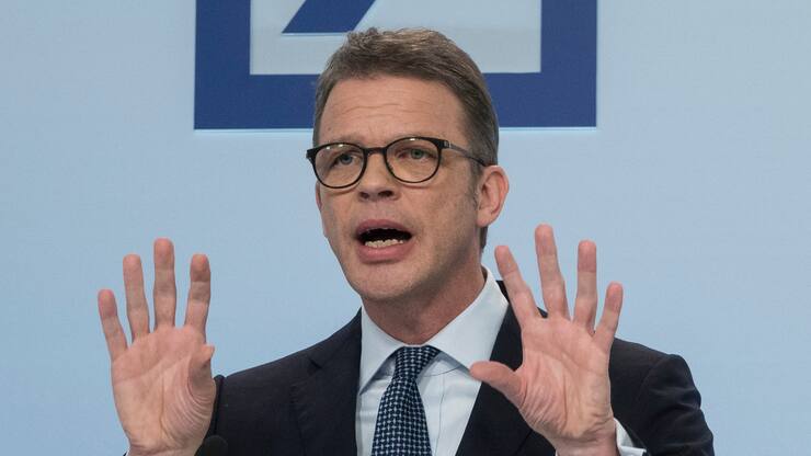 ARCHIV - 01.02.2019, Hessen, Frankfurt/Main: Christian Sewing, Vorstandsvorsitzender der Deutschen Bank, spricht auf der Jahresmedienkonferenz des Unternehmens. (zu dpa "Fusion oder nicht? Deutsche Bank und Commerzbank unter Druck") Foto: Monia Mersni/dpa +++ dpa-Bildfunk +++ (KEYSTONE/DPA/Monia Mersni)
