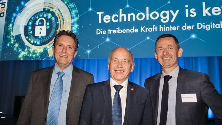 Peter Grütter, Präsident asut; Ueli Maurer, Bundesrat; Christian Grasser, Geschäftsführer asut